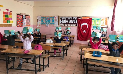 Ilkokul-Ogrencilerine-Hikaye-Kitabi-Dagitimi